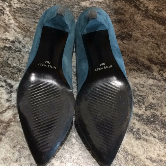 Turquoise suede pumps. - Picture 4 of 4